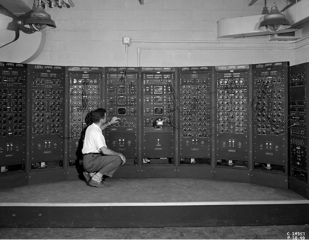 ANALOG COMPUTING MACHINE IN THE FUEL SYSTEMS BUILDING