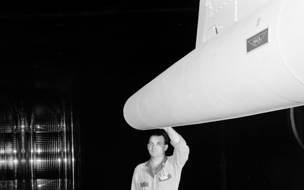 16 INCH RAM JET MISSILE IN THE 10X10 FOOT WIND TUNNEL