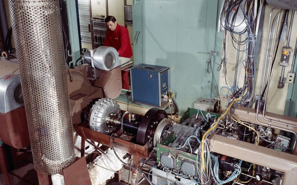 AIRCRAFT ENGINE PROGRAM AVCO LYCOMING FUEL STUDIES AND EMISSION CONTROL