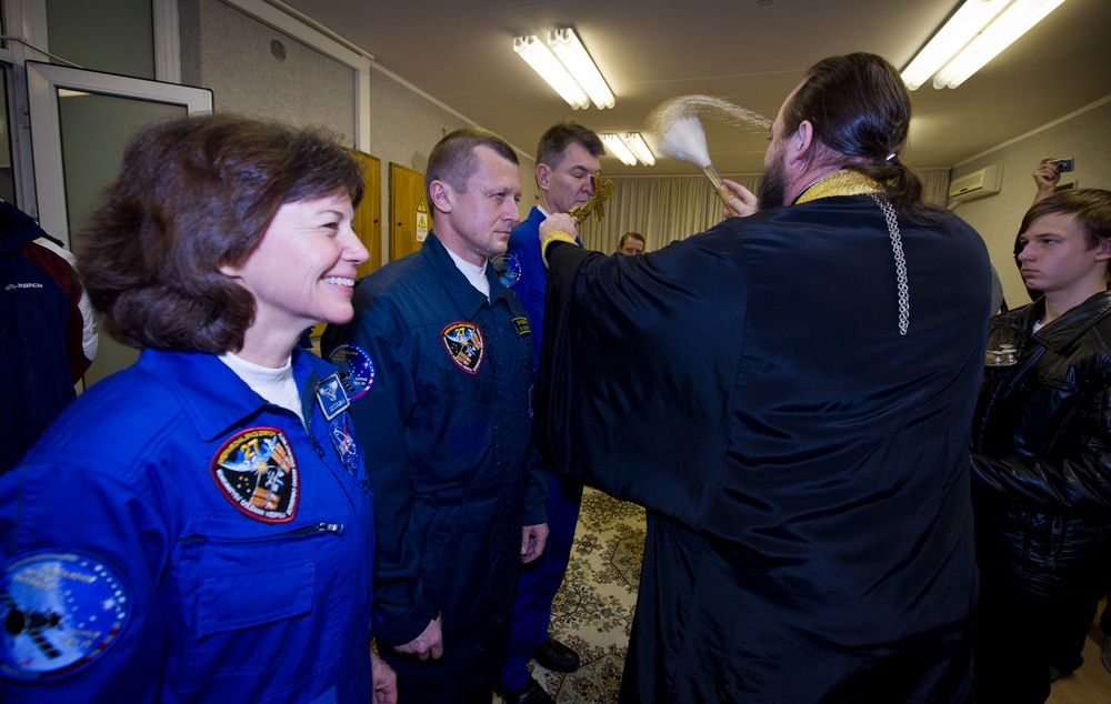 Expedition 26 Prelaunch (201012150005HQ)