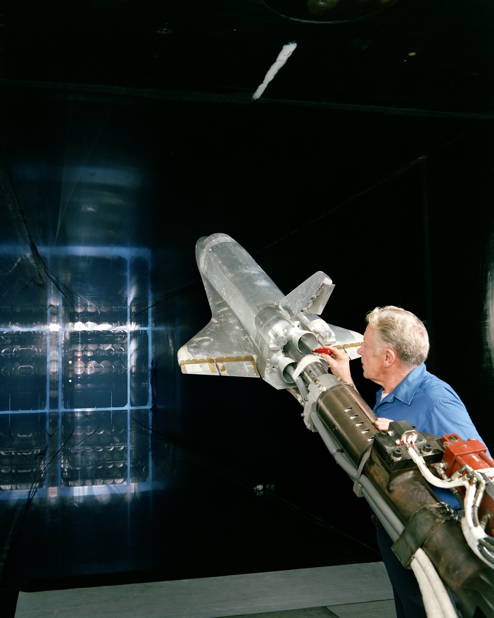 SPACE SHUTTLE MODEL IN 10X10 FOOT SUPERSONIC WIND TUNNEL SWT