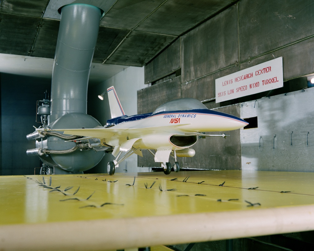 F-16 MODEL IN 9X15 FOOT LOW SPEED WIND TUNNEL LSWT