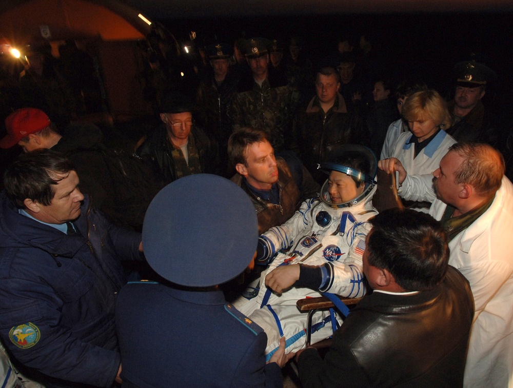 Expedition 10 Landing