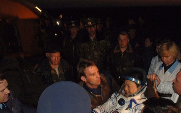 Expedition 10 Landing