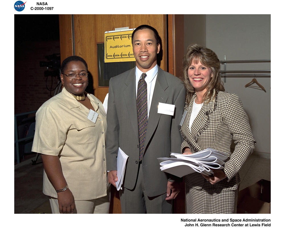 NASA 2000 HONOR AWARDS CEREMONY CANDID SHOTS AFTER THE CEREMONY SHARON MCCRAY - STEPHEN HELLAND