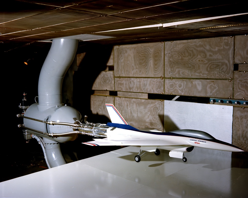 F-16 MODEL IN 9X15 FOOT LOW SPEED WIND TUNNEL LSWT