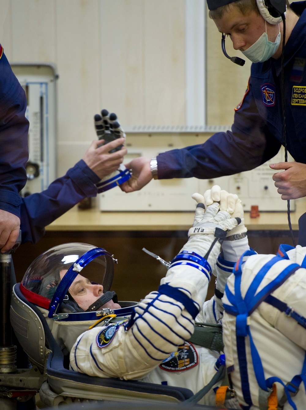 Expedition 27 Launch Day (201104050019HQ)