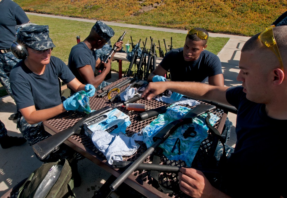 USS Essex (LHD 2) gunshoot