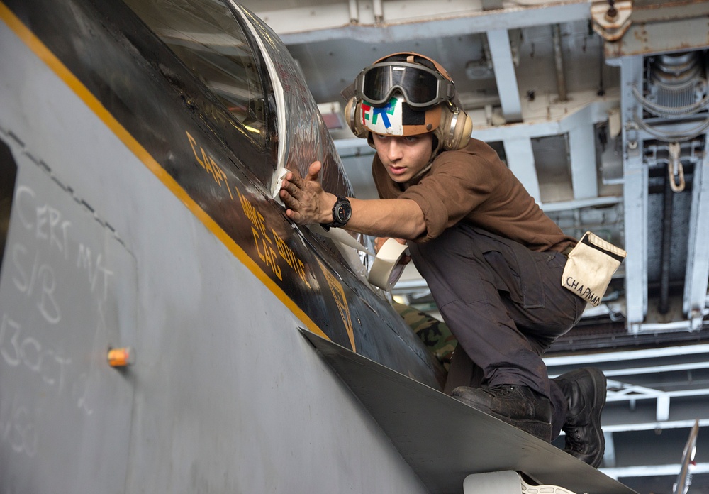 USS George Washington crew maintains aircraft