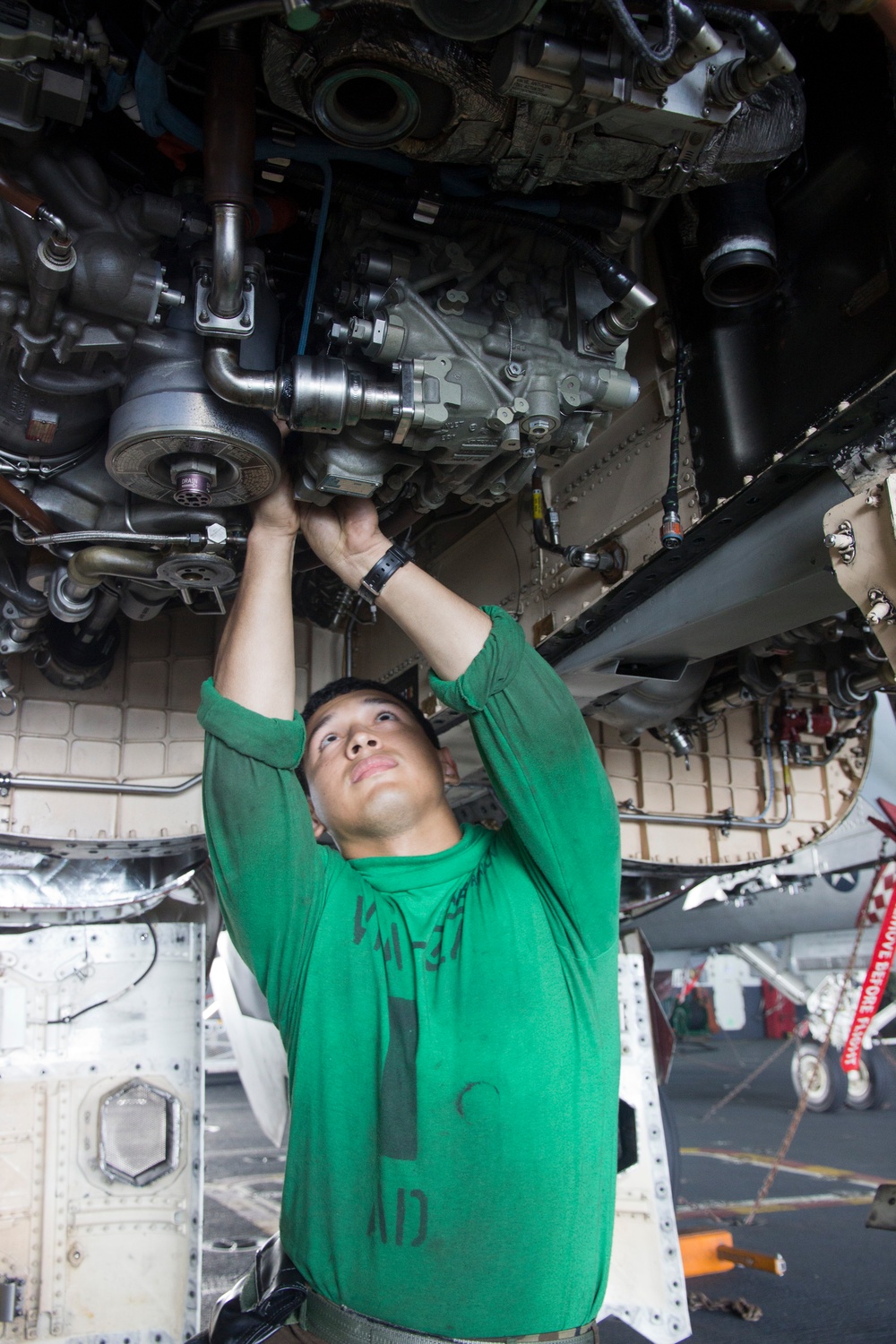 USS George Washington crew maintains aircraft