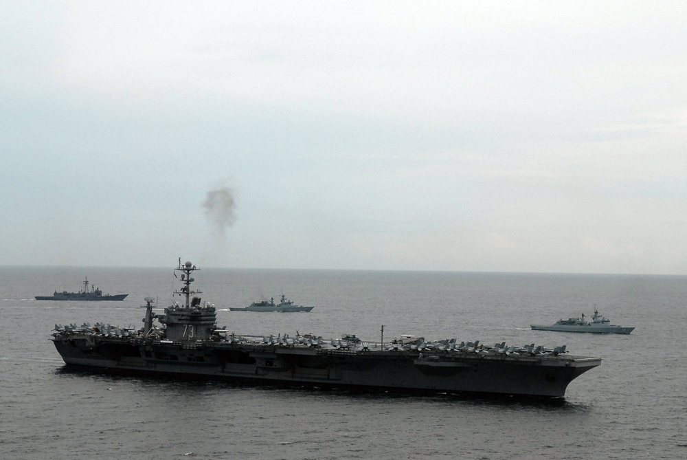 Washington, Vandegrift steam alongside Royal Malaysian Navy