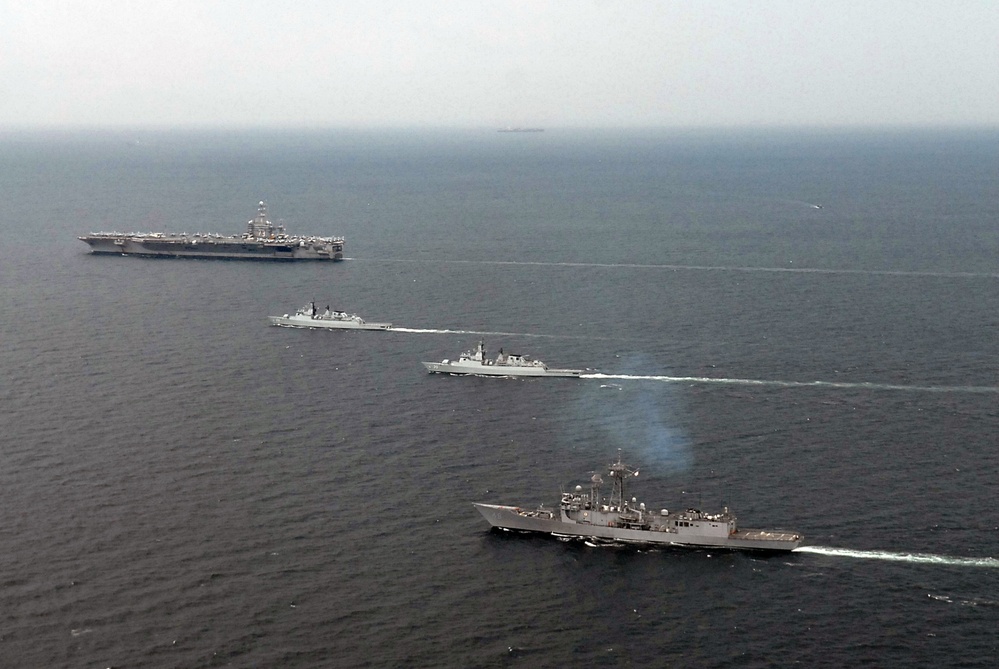 Washington, Vandegrift steam alongside Royal Malaysian Navy
