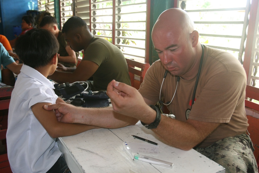 US, Philippine corpsmen conduct bilateral medical mission