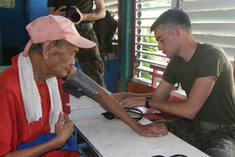 US, Philippine corpsmen conduct bilateral medical mission