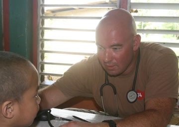 US, Philippine corpsmen conduct bilateral medical mission