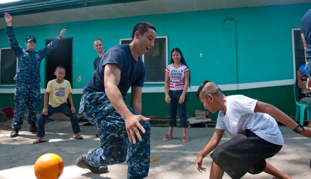 Community Friendship Event builds relationships in the Philippines