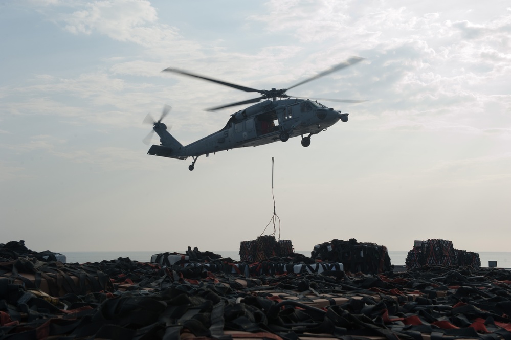 MH-60S Sea Hawk picks up supplies