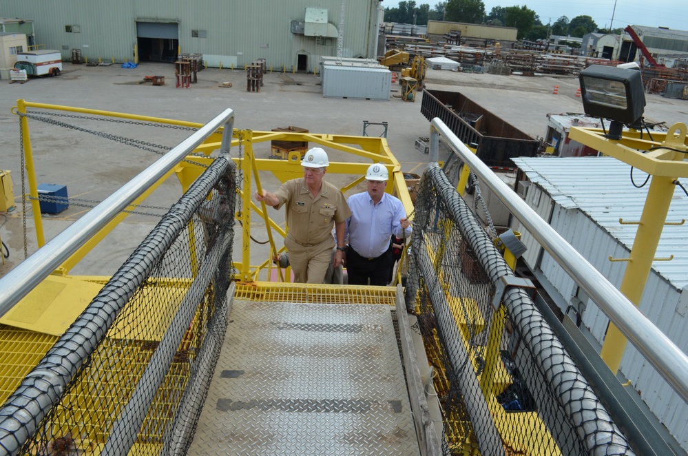 CNO reviews USS Fort Worth construction