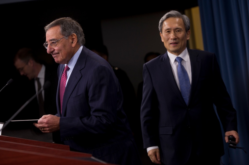 US, South Korean defense leaders hold briefing