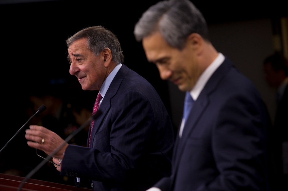 US, South Korean defense leaders hold briefing