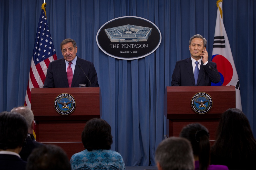 US, South Korean defense leaders hold briefing