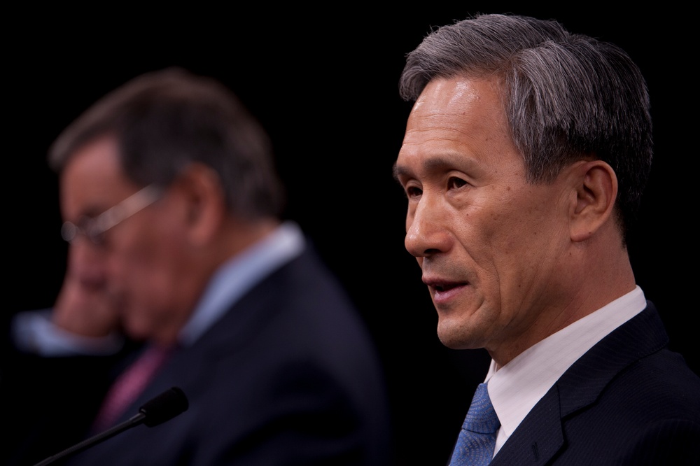 US, South Korean defense leaders hold briefing