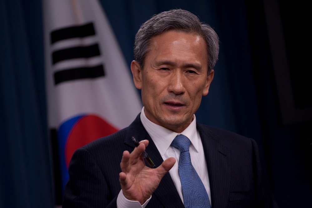 US, South Korean defense leaders hold briefing