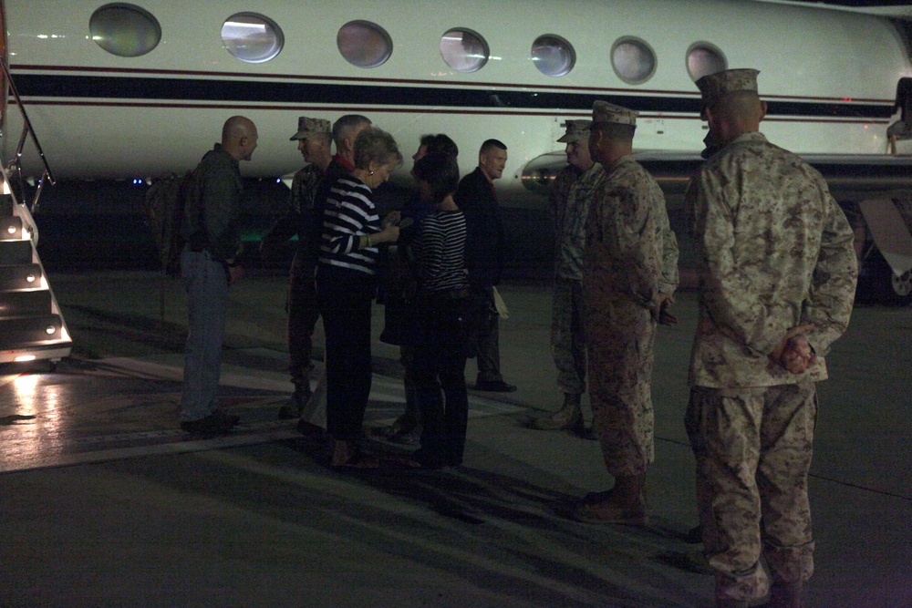 Sergeant major, commandant of Marine Corps arrive aboard MCAS Miramar