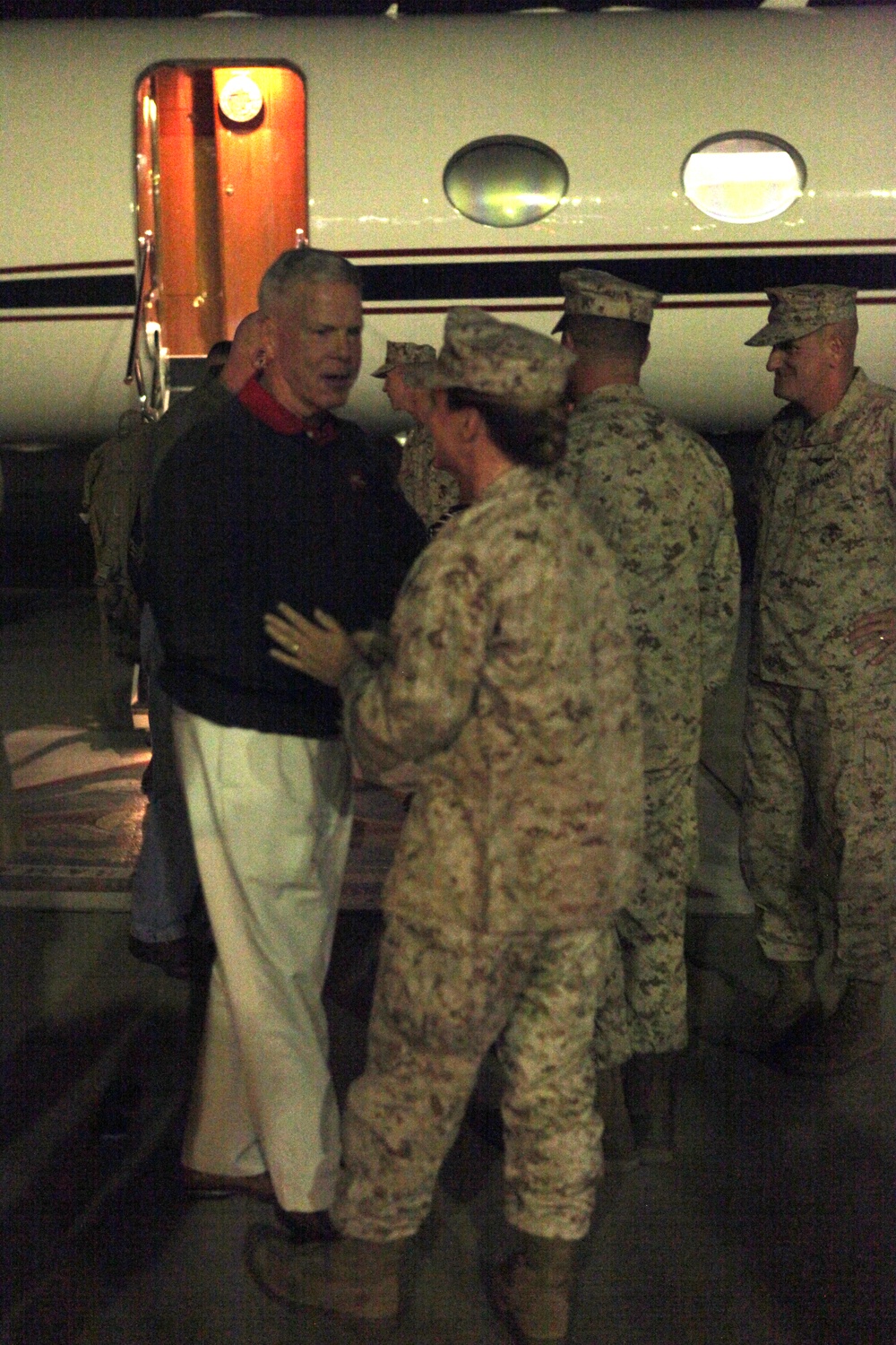 Sergeant major, commandant of Marine Corps arrive aboard MCAS Miramar