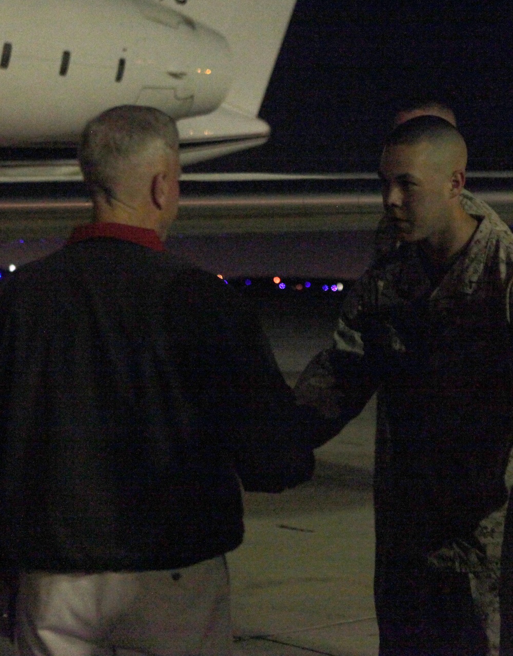 Sergeant major, commandant of Marine Corps arrive aboard MCAS Miramar