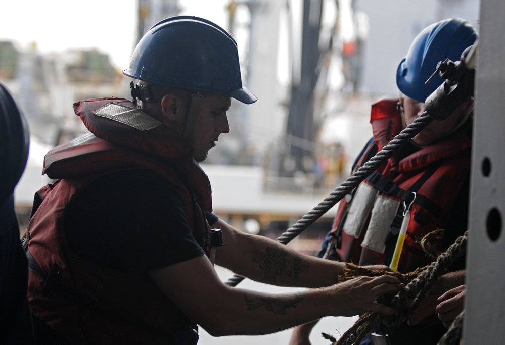 USS Peleliu conducts replenishment