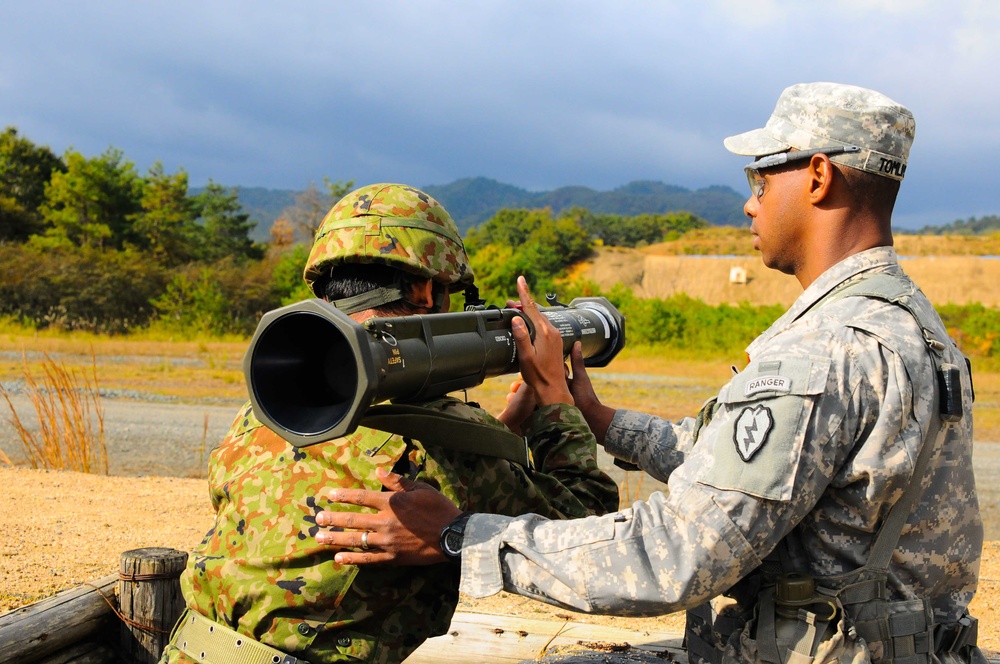 Soldiers and Defense Force members share weapons knowledge