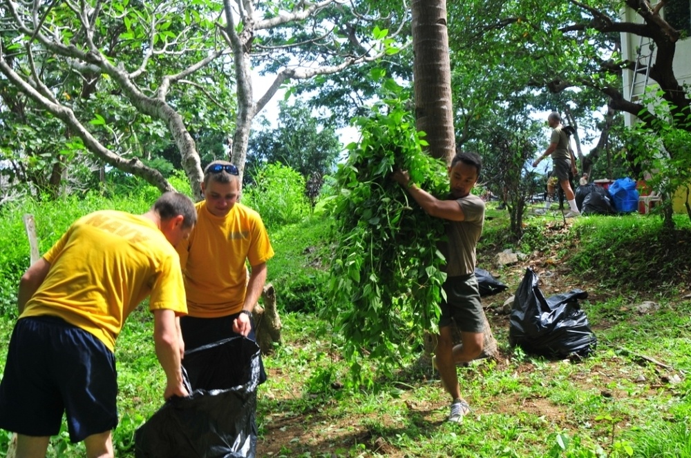 USS Emory S. Land sailors conduct community service project