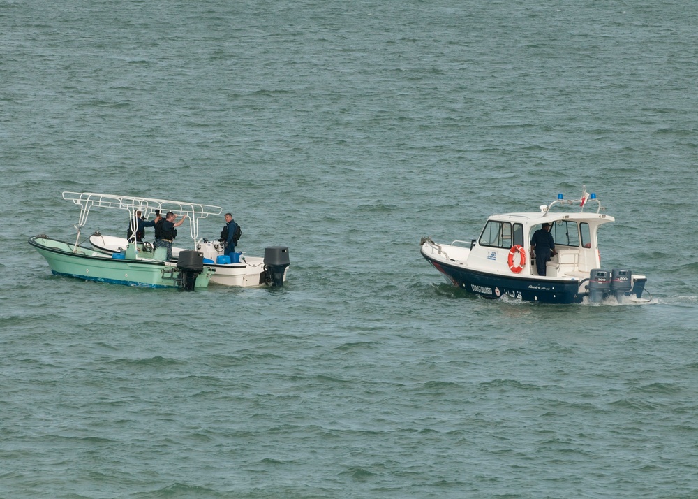 USS Ponce team rescues Bahraini fishermen