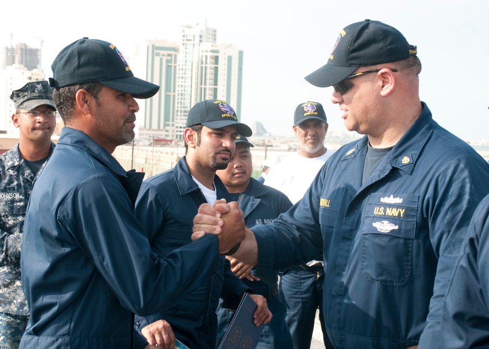 USS Ponce team rescues Bahraini fishermen