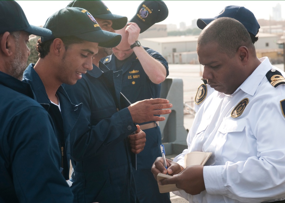 USS Ponce team rescues Bahraini fishermen