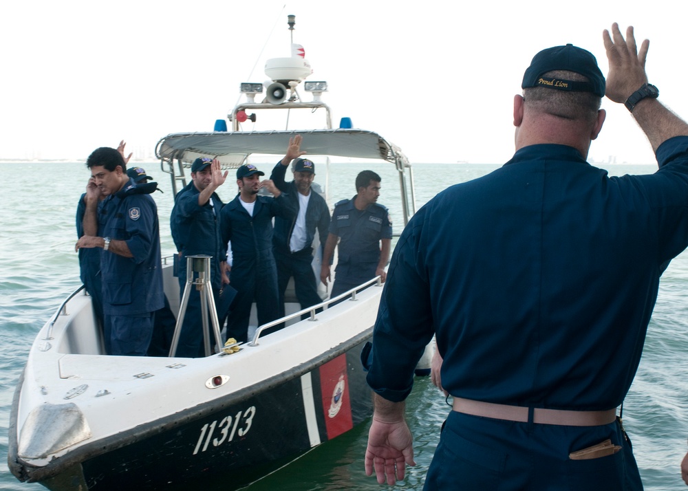 USS Ponce team rescues Bahraini fishermen