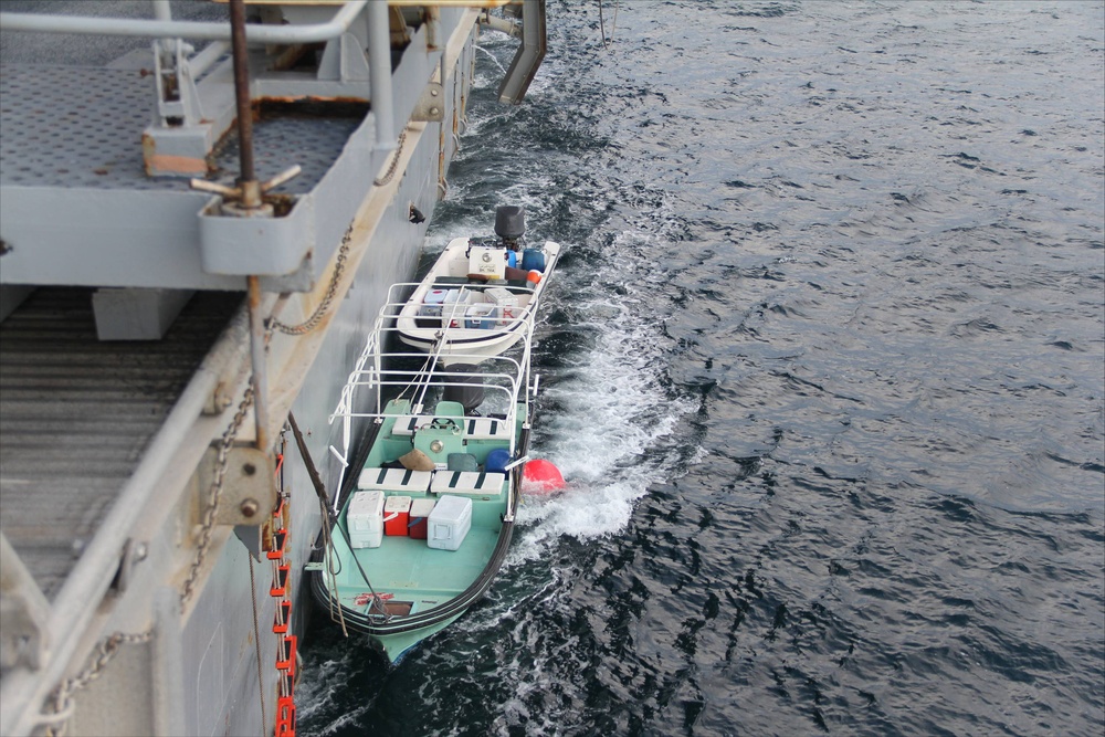 USS Ponce team rescues Bahraini fishermen