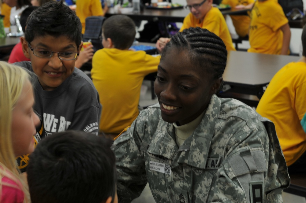 166th AV soldiers enjoy lunch with Gatesville Elementary students