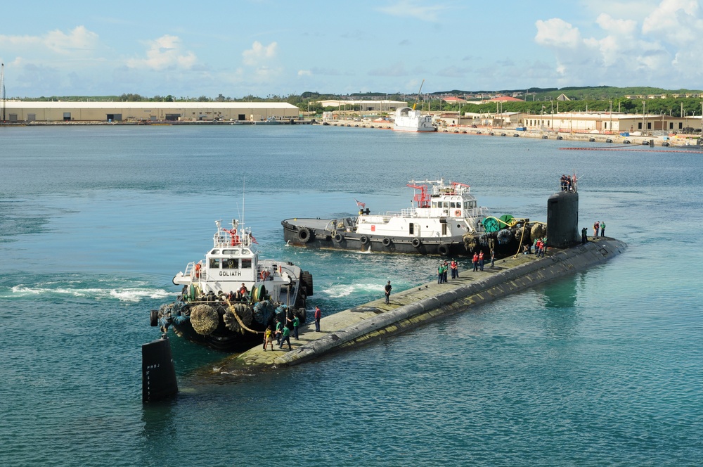 Tugboats maneuver USS Hawaii in Guam