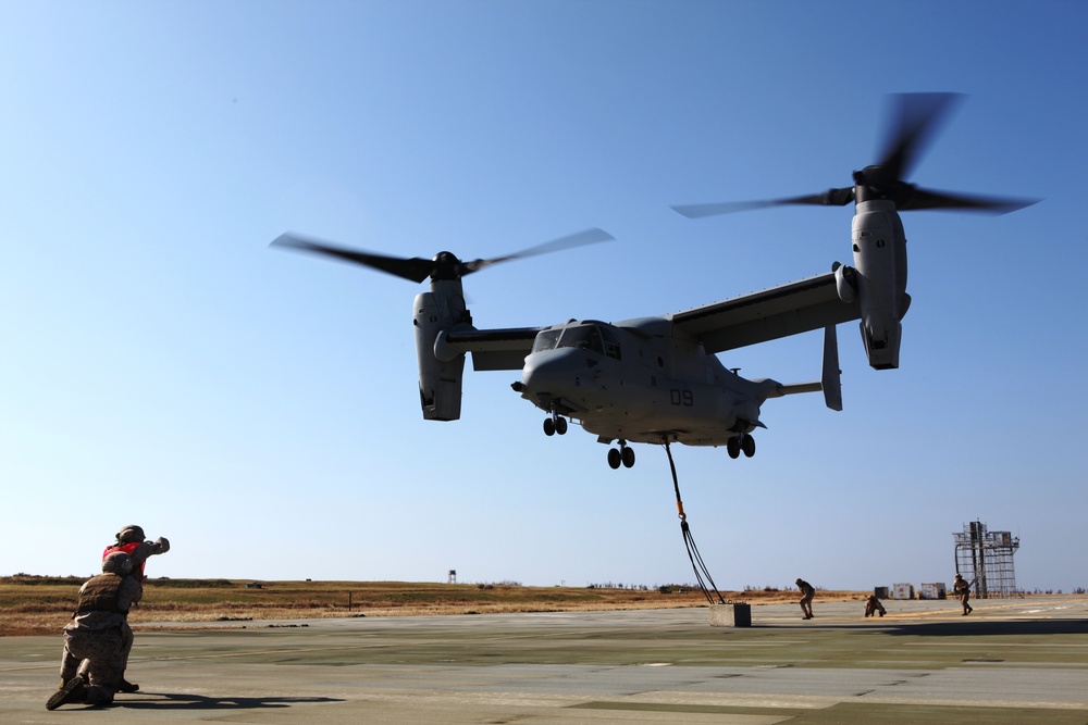Marines train with Ospreys at Ie Shima
