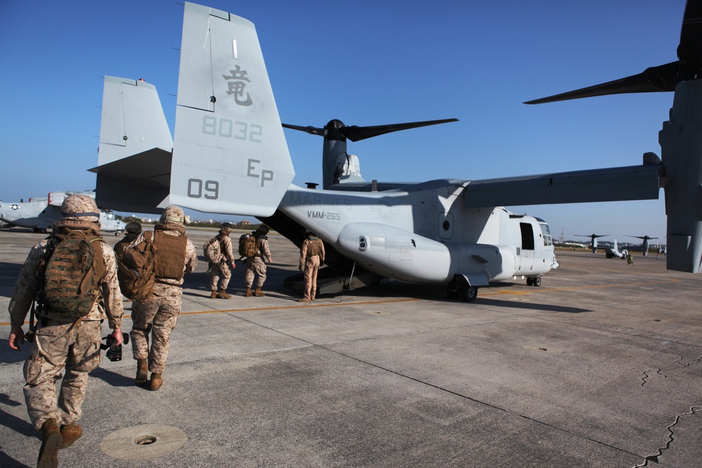 Marines train with Osprey at Ie Shima