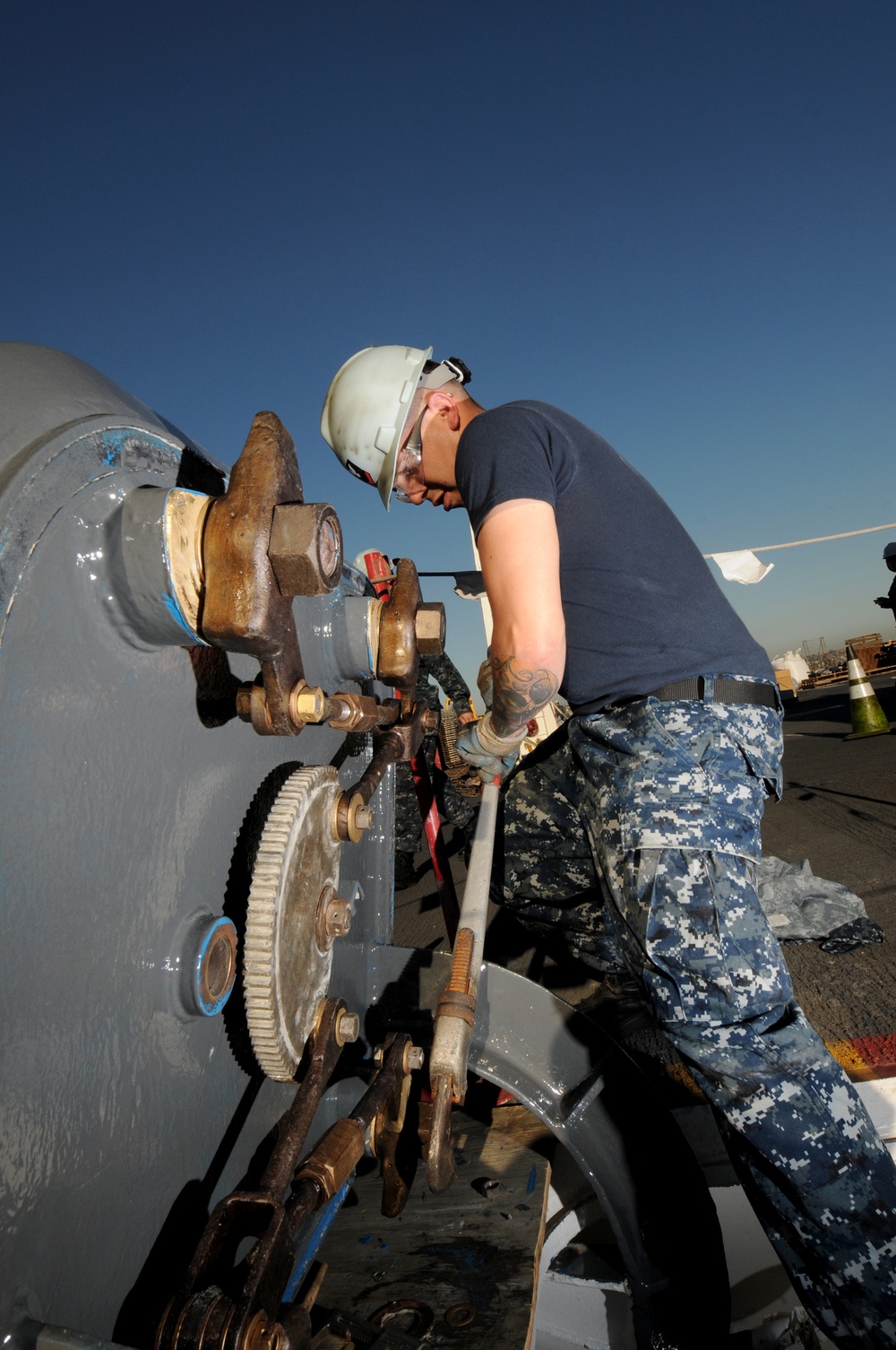 USS Carl Vinson crew makes repairs