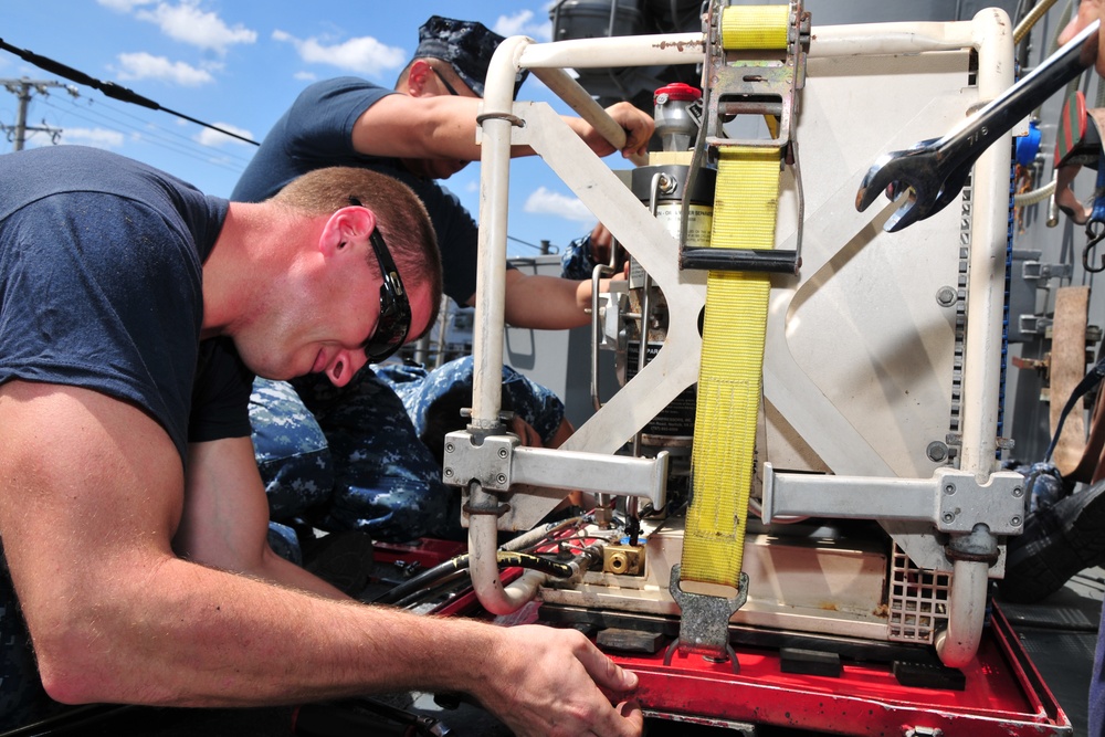 USS Emory S. Land sailors conduct Philippine ship repairs