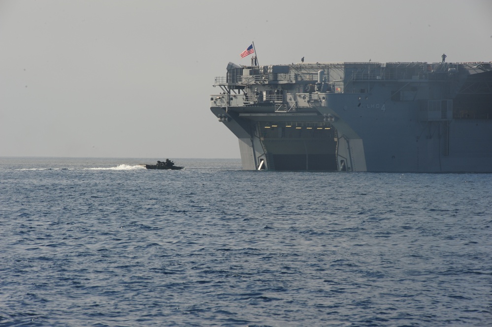AAV approaches USS Boxer