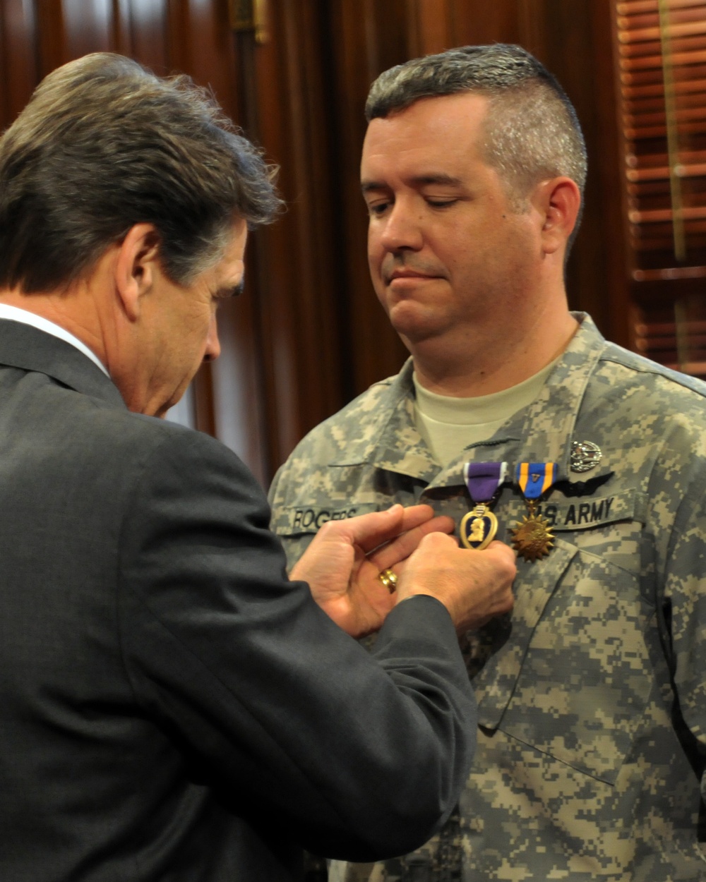 Perry honors Texas Guardsman for combat valor