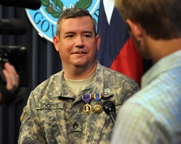 Perry honors Texas Guardsman for combat valor