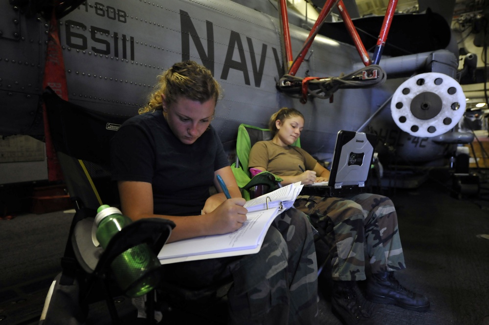 Sailors study aboard USS Jason Dunham