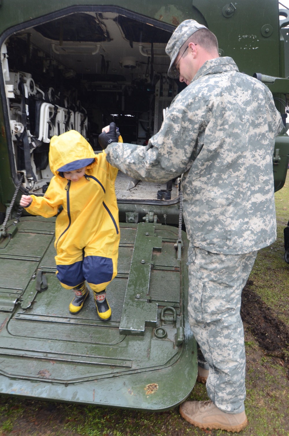 Soldiers bring Strykers to Truck and Tractor Day