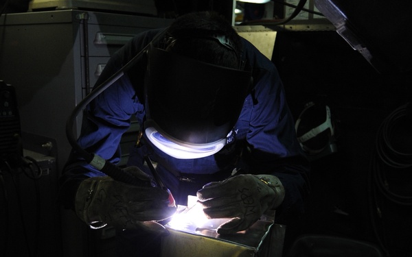 USS Nimitz sailor performs maintenance